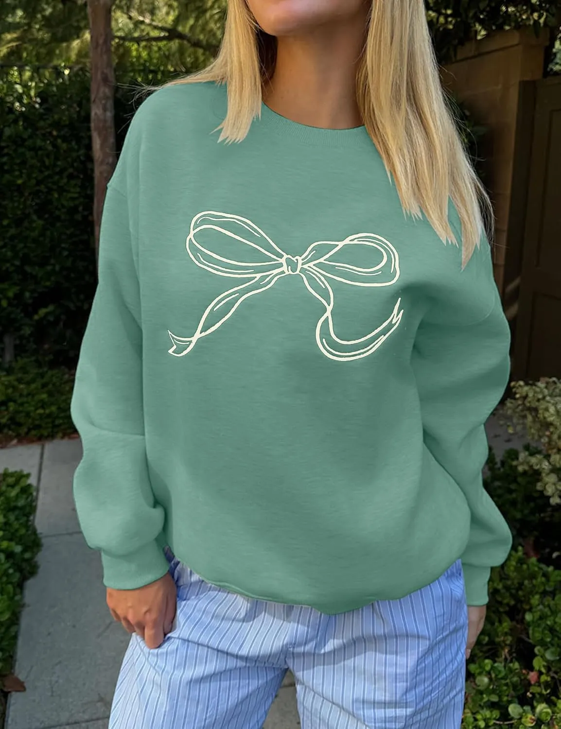 Ythomm Womens Bow Graphic Sweatshirts Oversized Crewneck Drop Shoulder Pullover Sweatshirt Long Sleeve Tops 2024 Fall Outfit